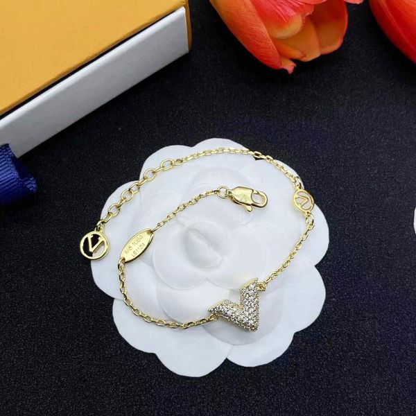 classic designer pendant charm bracelet gold v bracelet with diamond fashion jewelry wristband simple gold plated bracelets luxury jewelry f, Golden;silver
classic designer pendant charm bracelet gold v bracelet with diamond fashion jewelry wristband simple gold plated bracelets luxury jewelry f, Golden;silver