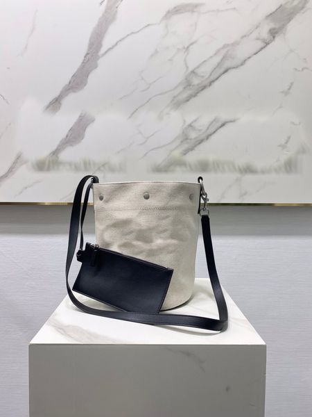 2023 new women's bucket bag high-end quality shoulder bag made of canvas material crossbody bag bag, there is a small bag leisure and e
2023 new women's bucket bag high-end quality shoulder bag made of canvas material crossbody bag bag, there is a small bag leisure and e
