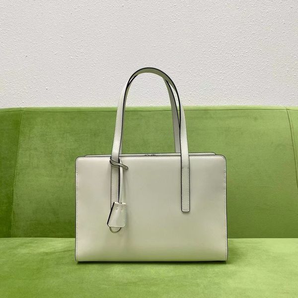 2023 new women's handbag high-end quality tote bag with a central zipper and 3 internal compartments the capacity is very large and bea
2023 new women's handbag high-end quality tote bag with a central zipper and 3 internal compartments the capacity is very large and bea