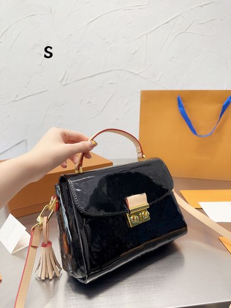 2023 new designer bag fashion croisette tassel bag shoulder bag clutch handbag luxury messenger bags tote bag lacquer leather crossbody bags
2023 new designer bag fashion croisette tassel bag shoulder bag clutch handbag luxury messenger bags tote bag lacquer leather crossbody bags