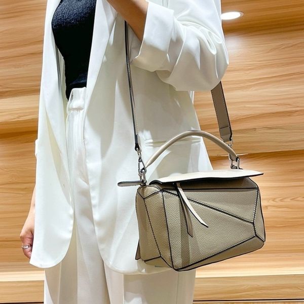 designer bag luxury crossbody bag women geometric splice lychee pattern versatile classic tthe ote bags lightweight large capacity pu commut
designer bag luxury crossbody bag women geometric splice lychee pattern versatile classic tthe ote bags lightweight large capacity pu commut