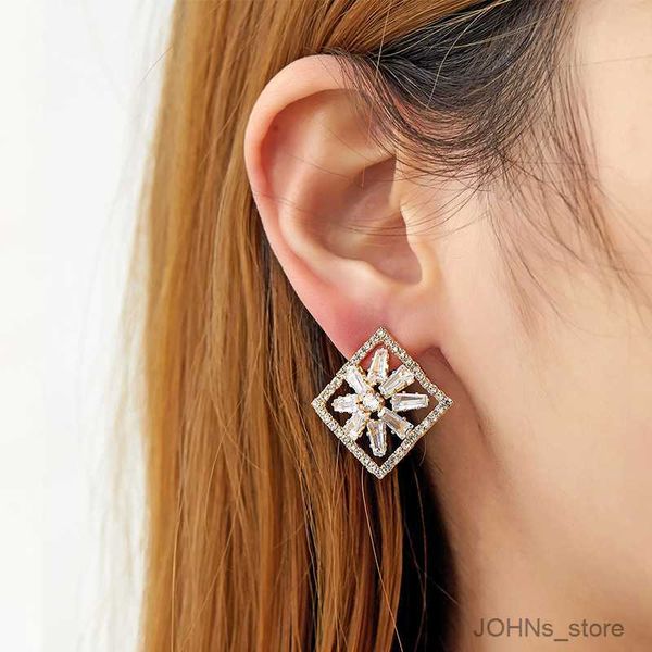 stud new french romantic vintage diamond flower shape diamond earrings for women fashion earring birthday party jewelry gifts r230630, Golden;silver
stud new french romantic vintage diamond flower shape diamond earrings for women fashion earring birthday party jewelry gifts r230630, Golden;silver