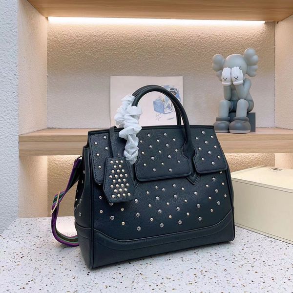 new luxury leather designer bag suitable for travel out of the street large capacity fashion crossbody bag tote bag
new luxury leather designer bag suitable for travel out of the street large capacity fashion crossbody bag tote bag