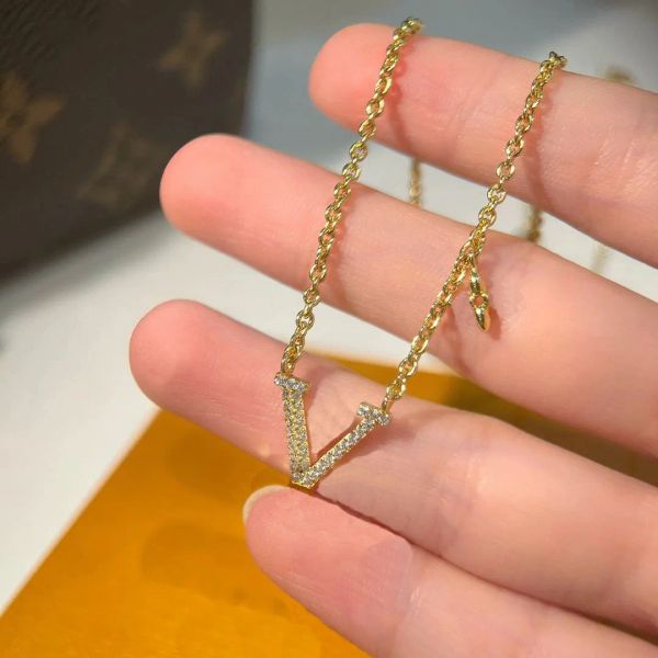 women necklace luxury brand designer letter v pendant necklace bracelet simple 18k gold plated crystal rhinestone chain wedding party jewelr, Silver
women necklace luxury brand designer letter v pendant necklace bracelet simple 18k gold plated crystal rhinestone chain wedding party jewelr, Silver