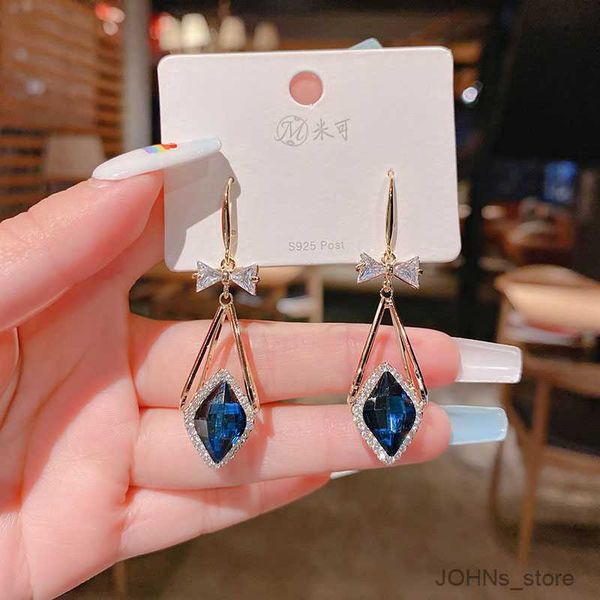 stud vintage generous blue diamond shaped white stone with diamond pendant earrings for women fashion earring jewelry r230630, Golden;silver
stud vintage generous blue diamond shaped white stone with diamond pendant earrings for women fashion earring jewelry r230630, Golden;silver