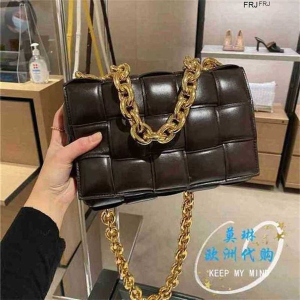 bottegas bags venetas cassettes italy pillow luxury woven thick chain messenger 17w8 have logo frj 8jo2
bottegas bags venetas cassettes italy pillow luxury woven thick chain messenger 17w8 have logo frj 8jo2
