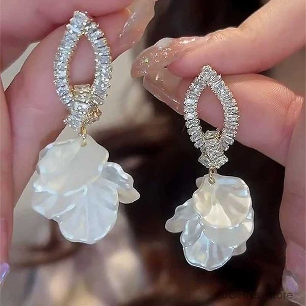 stud new design fashion jewelry exaggerated white acrylic zircon flower earrings elegant women wedding party accessories r230630, Golden;silver
stud new design fashion jewelry exaggerated white acrylic zircon flower earrings elegant women wedding party accessories r230630, Golden;silver