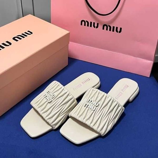 designer mius beach sandals shoes women women's slide slippers 2023 new wrinkled flat bottomed flip flop mesh red for high appearance a
designer mius beach sandals shoes women women's slide slippers 2023 new wrinkled flat bottomed flip flop mesh red for high appearance a