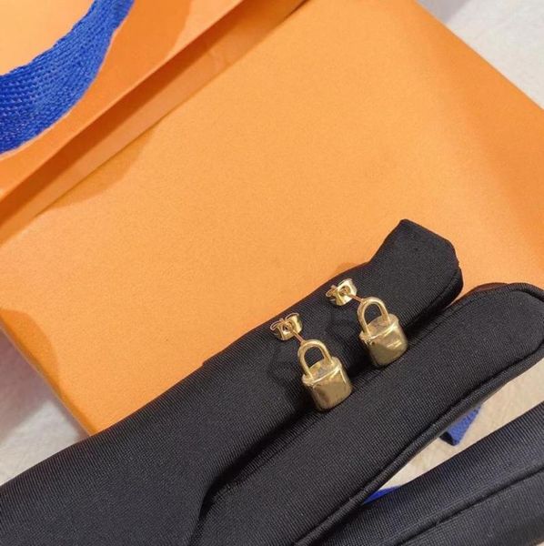brand designer stud classic style letter stud earrings aretes ladies fashion simple jewelry8386001, Golden;silver
brand designer stud classic style letter stud earrings aretes ladies fashion simple jewelry8386001, Golden;silver
