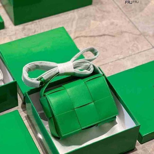 bottegas bags venetas cassettes 22 super mini woven six grid single shoulder messenger mouth red envelope texture leathe have logo frj lg3c
bottegas bags venetas cassettes 22 super mini woven six grid single shoulder messenger mouth red envelope texture leathe have logo frj lg3c