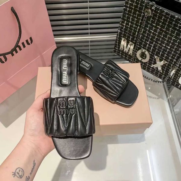 2023 mius beach sandals shoes women slide designer summer new casual square headed step open toe wearing pleated lazy flat bottom slippers f
2023 mius beach sandals shoes women slide designer summer new casual square headed step open toe wearing pleated lazy flat bottom slippers f