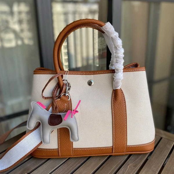 original designer bags h home spring new 2023 canvas with layer cowhide garden bag color contrast fashion handbag versatile messenger zdlb
original designer bags h home spring new 2023 canvas with layer cowhide garden bag color contrast fashion handbag versatile messenger zdlb