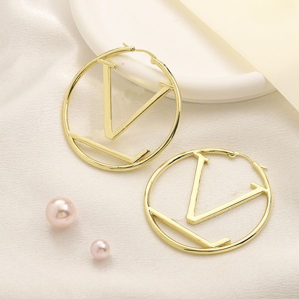 2023 new letter earrings gift jewelry designer love charm earrings classic brand design knot for women travel gold plated, Golden;silver
2023 new letter earrings gift jewelry designer love charm earrings classic brand design knot for women travel gold plated, Golden;silver