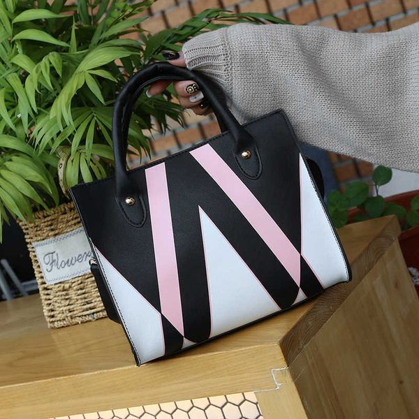 autumn and winter 2017 new women's bag big bag fashion single shoulder messenger handbag printed handbag shaped bag
autumn and winter 2017 new women's bag big bag fashion single shoulder messenger handbag printed handbag shaped bag