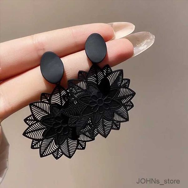 stud black flower hollow earrings for women vintage long geometric dangle earrings gothic party jewelry r230630, Golden;silver
stud black flower hollow earrings for women vintage long geometric dangle earrings gothic party jewelry r230630, Golden;silver