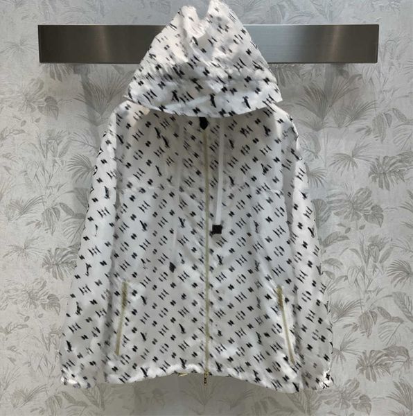 leisure trench coat women designer classic old flowers thin technology sense fabric drawstring hooded jacket womens trench coats 0607, Black;brown
leisure trench coat women designer classic old flowers thin technology sense fabric drawstring hooded jacket womens trench coats 0607, Black;brown