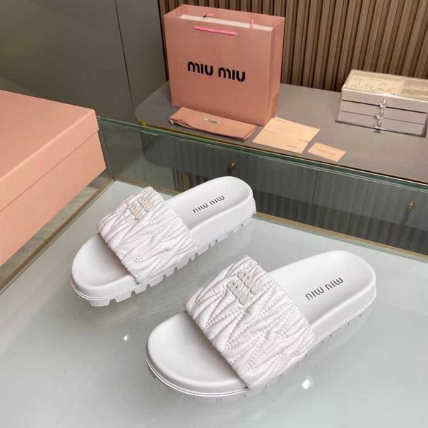 designer shoes women slide mius sandals same beach style slippers for women's summer outwear 2023 genuine leather casual thick sole fla
designer shoes women slide mius sandals same beach style slippers for women's summer outwear 2023 genuine leather casual thick sole fla