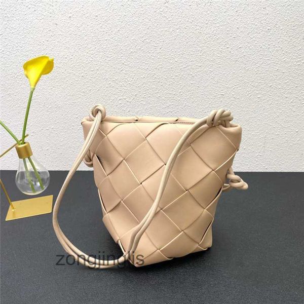 mini calfskin basket cross-body bags shoulder designer the tote bag venetas hand-woven bag bucket luxury portable bottegas fashion women tre
mini calfskin basket cross-body bags shoulder designer the tote bag venetas hand-woven bag bucket luxury portable bottegas fashion women tre