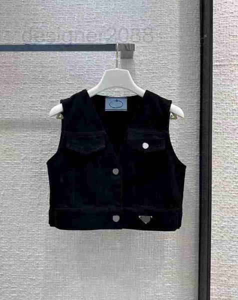 women's vests designer 23 spring/summer cool functional style letter triangle v-neck double pocket short denim vest coat g60c, Black;white
women's vests designer 23 spring/summer cool functional style letter triangle v-neck double pocket short denim vest coat g60c, Black;white