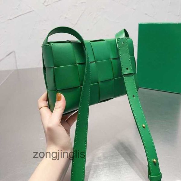 bottegas woven simple designer large tote bag luxury style venetas small square fashion bags cassettes tofu same one-shoulder underarm mobil
bottegas woven simple designer large tote bag luxury style venetas small square fashion bags cassettes tofu same one-shoulder underarm mobil