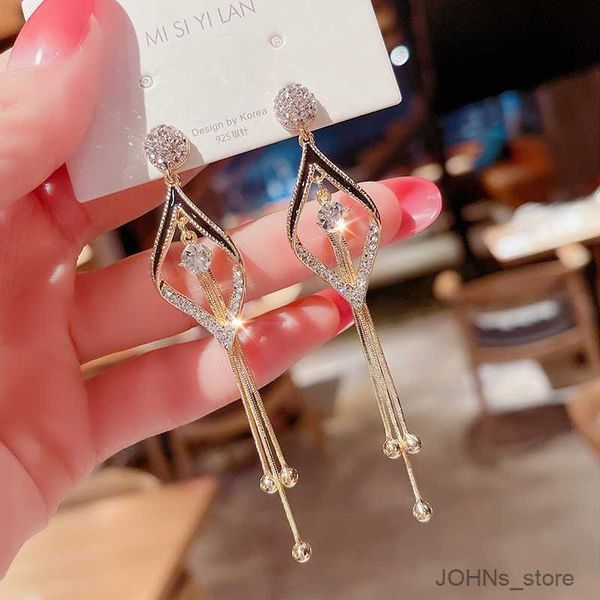 stud luxury geometric hollow pendant earrings for women delicate fashion simple vintage jewelry for women r230630, Golden;silver
stud luxury geometric hollow pendant earrings for women delicate fashion simple vintage jewelry for women r230630, Golden;silver
