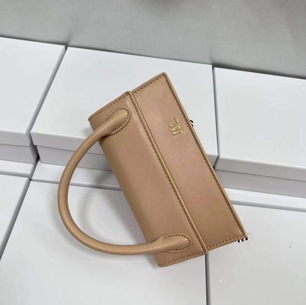 jaquemus women's one shoulder bag crossbody bag handbags enhances the sense of hierarchy niche design mini bag stick bag women's m
jaquemus women's one shoulder bag crossbody bag handbags enhances the sense of hierarchy niche design mini bag stick bag women's m