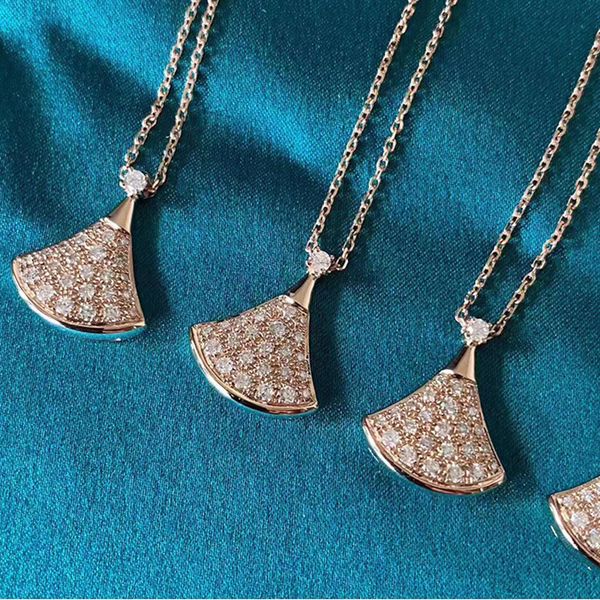 small skirt fan imitation silver necklace female clavicle chain full of diamond rose gold 2023 new light luxury niche gift
small skirt fan imitation silver necklace female clavicle chain full of diamond rose gold 2023 new light luxury niche gift