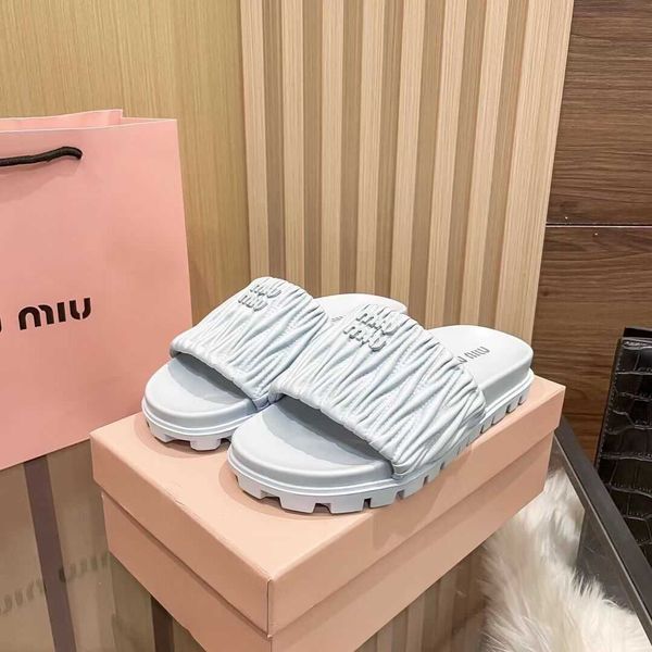 2023 designer mius slide beach sandals shoes women summer new pleated family slippers versatile for elevated vacation wearing thick sole coo
2023 designer mius slide beach sandals shoes women summer new pleated family slippers versatile for elevated vacation wearing thick sole coo