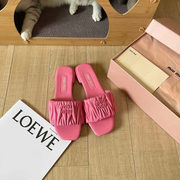 2023 mius beach shoes women slide designer sandals summer new family pleated slippers square high beauty style casual flat bottom ug88
2023 mius beach shoes women slide designer sandals summer new family pleated slippers square high beauty style casual flat bottom ug88