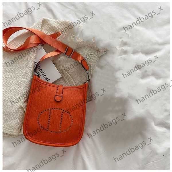 factory handbags are exported online 2023 spring fashion women's solid color simple small square bag texture single shoulder msenger pu
factory handbags are exported online 2023 spring fashion women's solid color simple small square bag texture single shoulder msenger pu