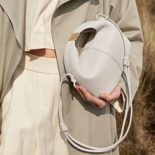 luxury tote bag designer bags women classic versatile leather material adjustable shoulder strap fashion niche crossbody bag advanced sense
luxury tote bag designer bags women classic versatile leather material adjustable shoulder strap fashion niche crossbody bag advanced sense