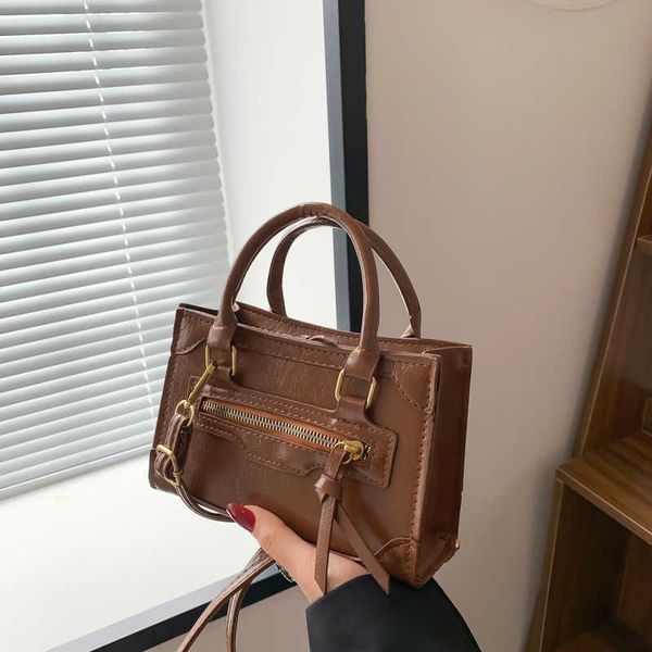 new edition popular personalized fashion fashionable one shoulder handbag simple and casual texture crossbody killer bag
new edition popular personalized fashion fashionable one shoulder handbag simple and casual texture crossbody killer bag