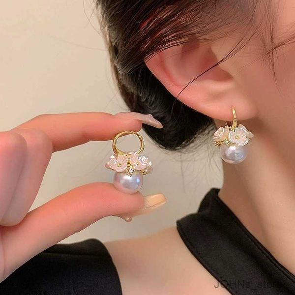 stud 2023 new elegant white flower pearl ball pendant earrings women's fashion jewelry party luxury accessories for girls r230630, Golden;silver
stud 2023 new elegant white flower pearl ball pendant earrings women's fashion jewelry party luxury accessories for girls r230630, Golden;silver