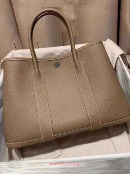 original h home tote bags wholesale 2023 new computer briefcase premium genuine leather mother child garden bag cowhide large capacity cr ha
original h home tote bags wholesale 2023 new computer briefcase premium genuine leather mother child garden bag cowhide large capacity cr ha