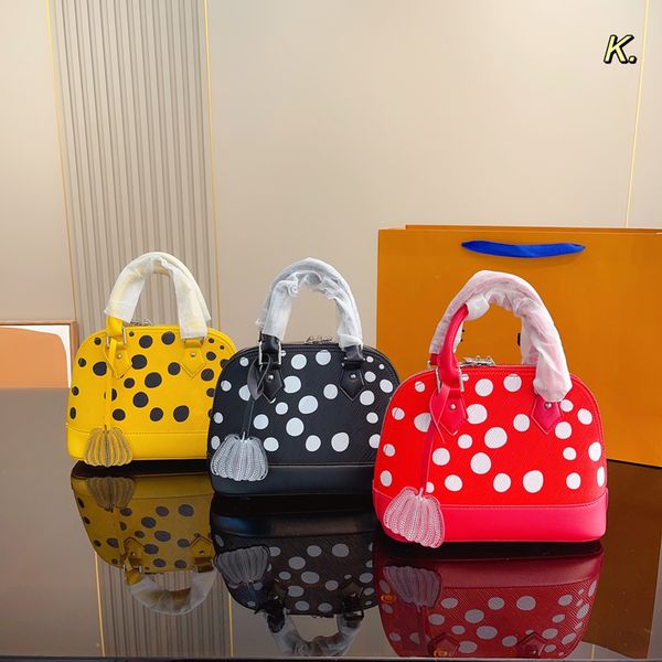 2023 luxury designer women's shell bag handbag brand women's three colors available for selection latest teddy series high edit
2023 luxury designer women's shell bag handbag brand women's three colors available for selection latest teddy series high edit