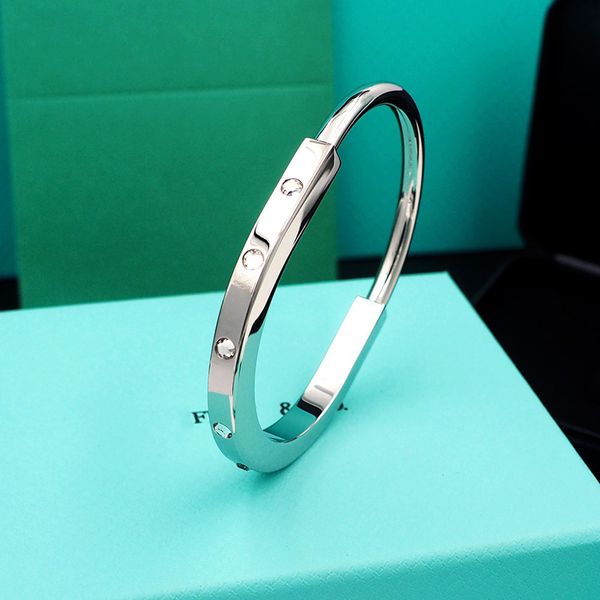 luxurys designer men and women charm bracelet single brick lock with brick bracelet micro-set shiny personality design sense bracelets casua, Golden;silver
luxurys designer men and women charm bracelet single brick lock with brick bracelet micro-set shiny personality design sense bracelets casua, Golden;silver