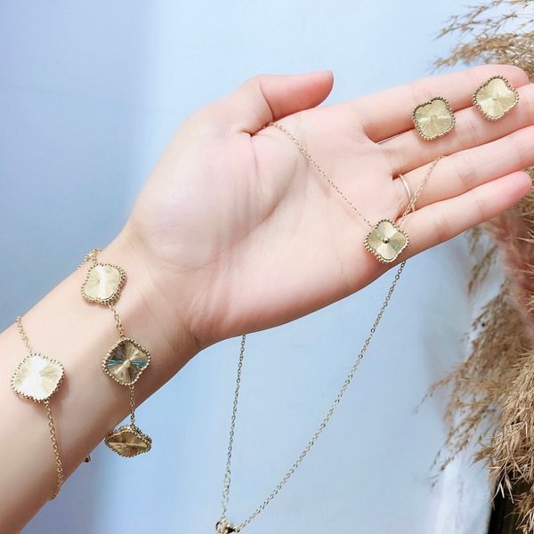 100% silver designer jewelry sets our leaf-cleef clover bracelets earrings necklace combo men designer retro fashionable van flower chains w
100% silver designer jewelry sets our leaf-cleef clover bracelets earrings necklace combo men designer retro fashionable van flower chains w