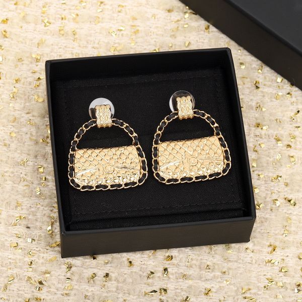 2023 luxury quality charm drop earring handbag shape design and black genuine leather have box stamp ps7249b, Golden
2023 luxury quality charm drop earring handbag shape design and black genuine leather have box stamp ps7249b, Golden