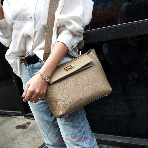 original wholesale h home tote bags online shop 2023 women's shoulder bag 2424 premium leather messenger bag simple with real logo
original wholesale h home tote bags online shop 2023 women's shoulder bag 2424 premium leather messenger bag simple with real logo