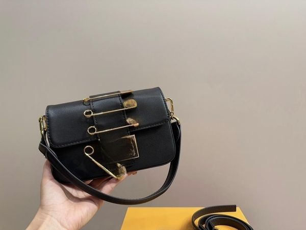 2023 co branded new fashion week street style pin chest pin underarm bag shoulder bag
2023 co branded new fashion week street style pin chest pin underarm bag shoulder bag