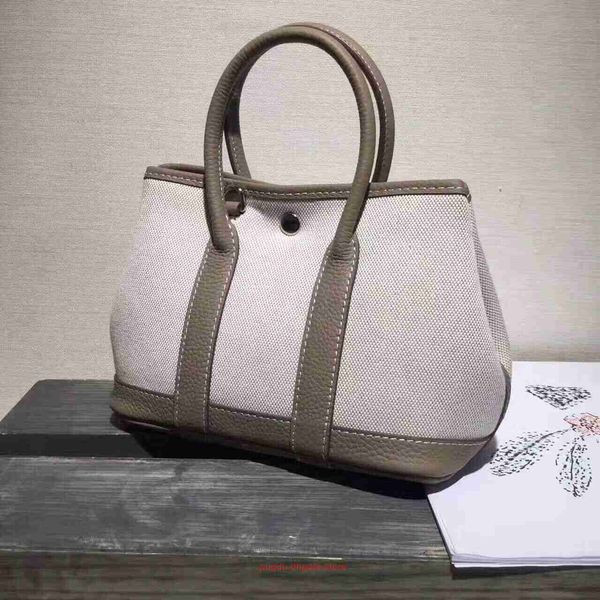 original h home tote bags wholesale 2023 canvas garden bag handheld one shoulder crossbody spliced cowhide commuter womens contrast colo hav
original h home tote bags wholesale 2023 canvas garden bag handheld one shoulder crossbody spliced cowhide commuter womens contrast colo hav