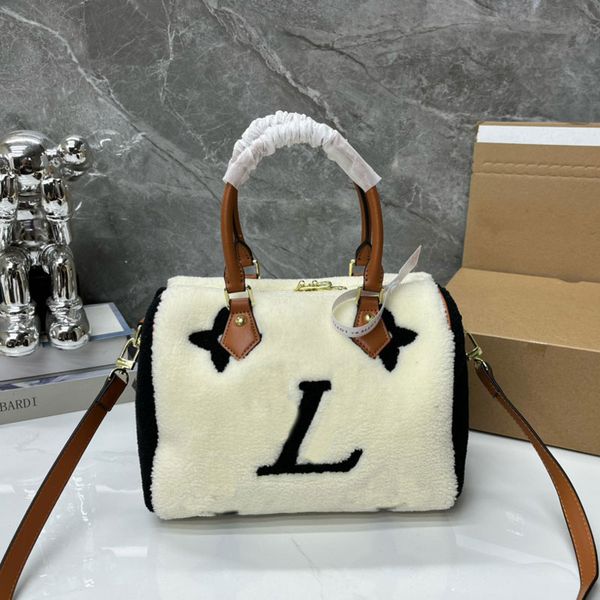 Designer plush bag Shoulder Bags Soft Winter Lamb Wool Handbags Women Handbag Crossbody Luxury Tote Fashion Shopping Purse Satchels Bag
Designer plush bag Shoulder Bags Soft Winter Lamb Wool Handbags Women Handbag Crossbody Luxury Tote Fashion Shopping Purse Satchels Bag