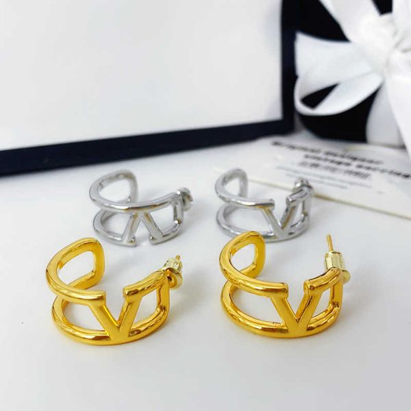 Designer earring letter V Luxury top jewelry Valentinolies metal style earrings with versatile letter design genuine gold simple high-end earrings Jewelry gift
Designer earring letter V Luxury top jewelry Valentinolies metal style earrings with versatile letter design genuine gold simple high-end earrings Jewelry gift