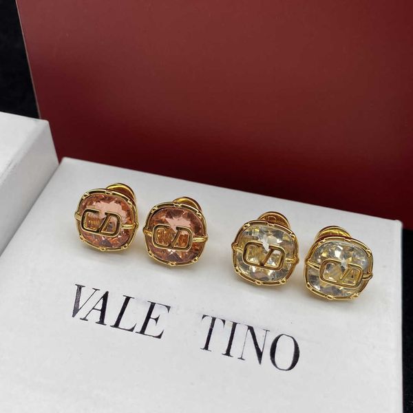 Designer Earring letter V Luxury top jewelry Valentinolies Square V-Letter Shines Geometrically Advanced Earrings Light Luxury Fashionable Earrings Jewelry gift
Designer Earring letter V Luxury top jewelry Valentinolies Square V-Letter Shines Geometrically Advanced Earrings Light Luxury Fashionable Earrings Jewelry gift