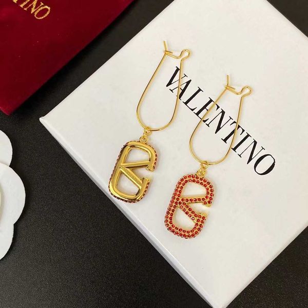 Designer Earring letter V Luxury top jewelry Valentinolies Female V-shaped New Long Tassel Earrings Face Slim Silver Needle Female earrings Valentine's Jewelry gift
Designer Earring letter V Luxury top jewelry Valentinolies Female V-shaped New Long Tassel Earrings Face Slim Silver Needle Female earrings Valentine's Jewelry gift