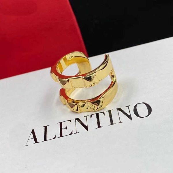 Designer Ring letter V Luxury top jewelry Valentinolies New Adjustable Opening ring Made of Brass Material High Quality and Fashion Versatile Ring Jewelry gift
Designer Ring letter V Luxury top jewelry Valentinolies New Adjustable Opening ring Made of Brass Material High Quality and Fashion Versatile Ring Jewelry gift