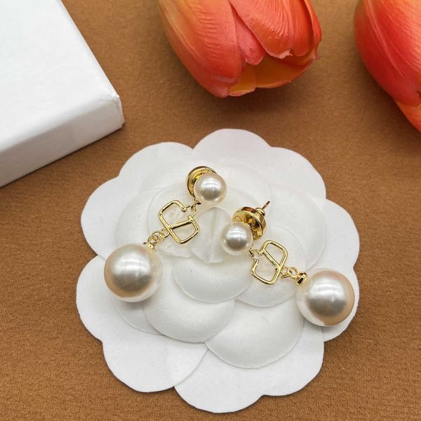Designer Earring Letter V Luxury Top Jewelry Valentinolies Size Pearl V-shaped Earrings With High Sense French Design Temperament Silver Gift
Designer Earring Letter V Luxury Top Jewelry Valentinolies Size Pearl V-shaped Earrings With High Sense French Design Temperament Silver Gift