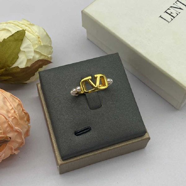 Designer Ring letter V Luxury top jewelry Valentinolies quality V Letter Pearl Adjustable Open Ring Brass Material Small Design Ring Valentine's Day Jewelry gift
Designer Ring letter V Luxury top jewelry Valentinolies quality V Letter Pearl Adjustable Open Ring Brass Material Small Design Ring Valentine's Day Jewelry gift