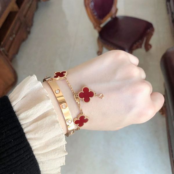 18K rose gold designer Bracelet titanium steel bracelet Luxury men and women fashion popular do not fade color bracelet trend stainless steel accessories
18K rose gold designer Bracelet titanium steel bracelet Luxury men and women fashion popular do not fade color bracelet trend stainless steel accessories