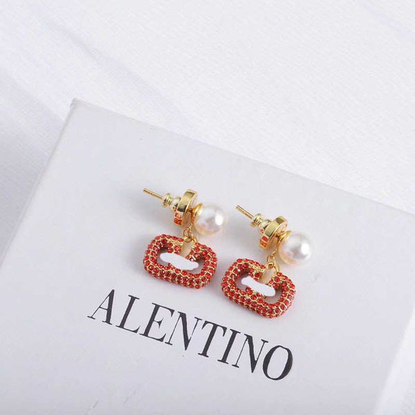Designer Earring letter V Luxury top jewelry Valentinolies V Letter Red Rhinestone female Earrings Small Design High Grade Simple Earrings for Women Jewelry gift
Designer Earring letter V Luxury top jewelry Valentinolies V Letter Red Rhinestone female Earrings Small Design High Grade Simple Earrings for Women Jewelry gift